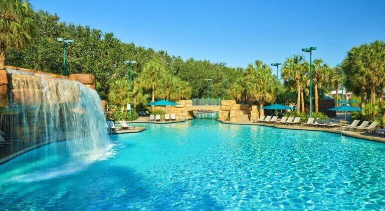 Themed-Hotels-in-Orlando.Walt-Disney-World-Swan-4-768x532 (1)