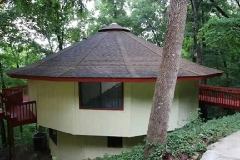 Treehosue cabin in Arkansas Taylor Treehouse