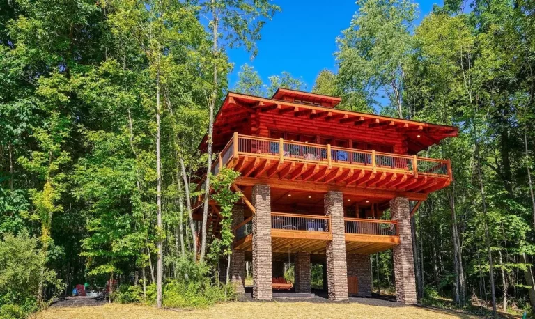Treehosue cabin in Hocking Hills Soaring Eagle Luxury Treehouse