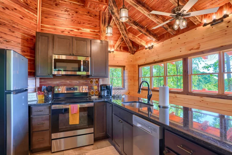 Treehosue cabin in Hocking Hills Soaring Eagle Luxury Treehouse3