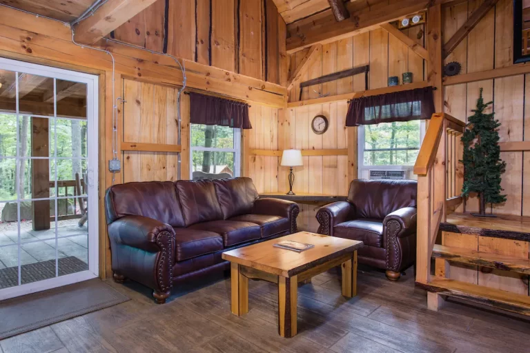 Treehosue cabin in Ohio Walhonding Cabin2