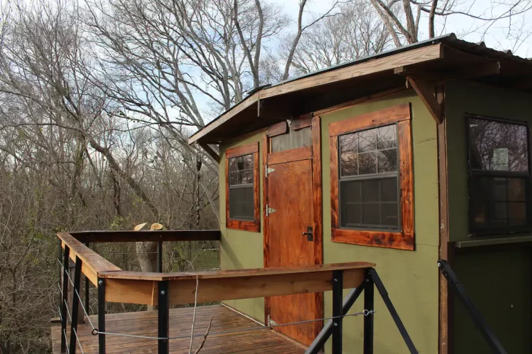 Treehosue cabin in Texas Treehouse on a private spring fed creek