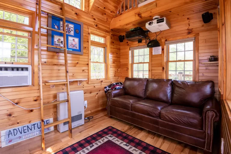 Treehouse cabin in Asheville Exclusive Heated Treehouse1