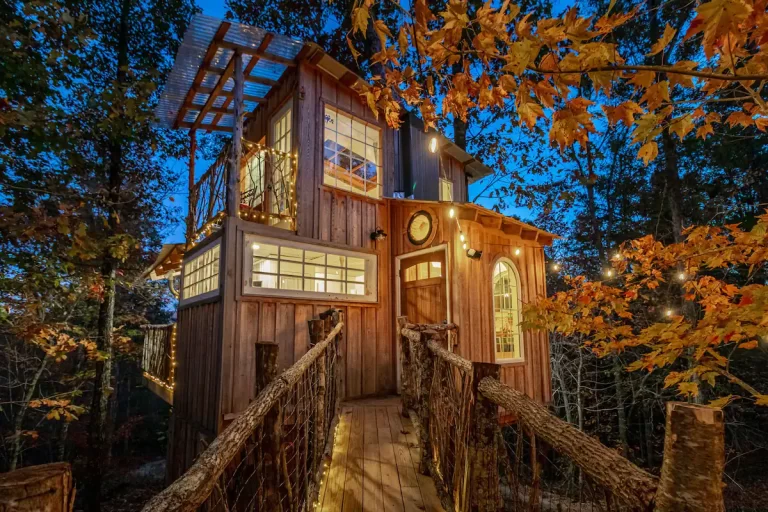 Treehouse cabin in Georgia Whippoorwill Retreat Treehouse