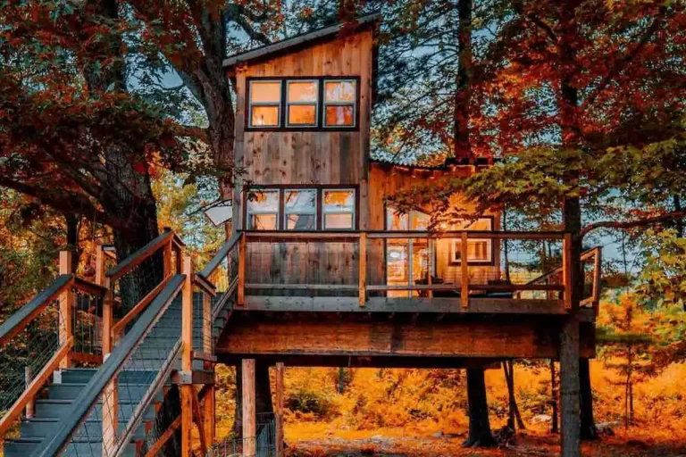 Treehouse cabin in New England Heavenly Treehouse