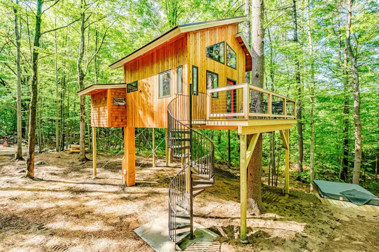 Treehouse cabin in New England The Canopy Treehouse