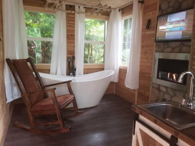 Treehouse cabin in Washington Deer Ridge1