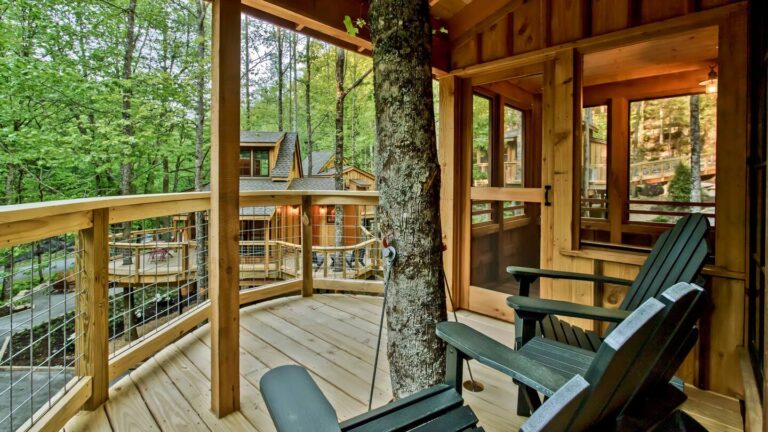 Treehouse cabin in gatlinburg The Willow 1