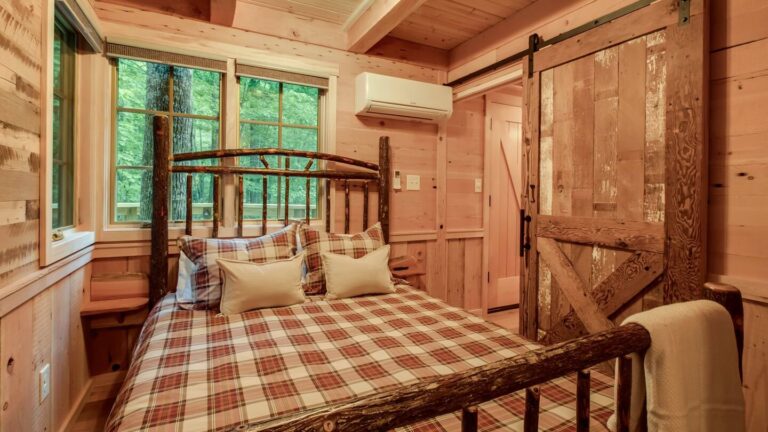 Treehouse cabin in gatlinburg The Willow 3