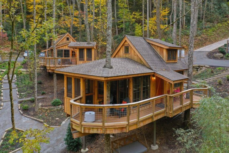 Treehouse cabin in gatlinburg The Willow