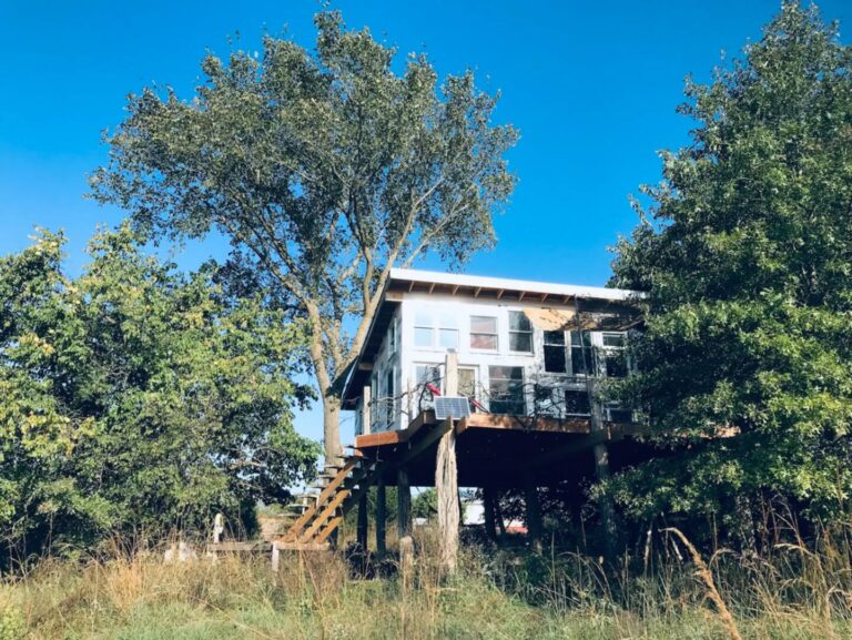 Treehouse in Missouri Off grid treehouse4