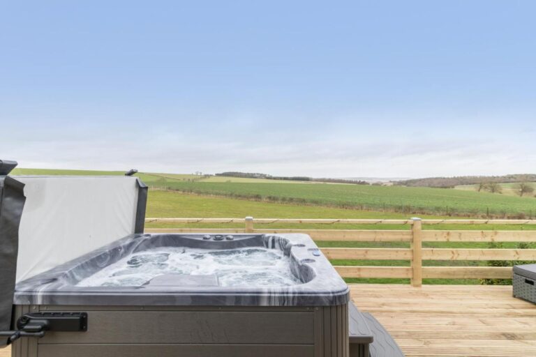Wolds Away lodge with hot tub in england