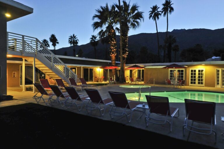 clothing optional resort in Palm Springs Bearfoot Inn 2