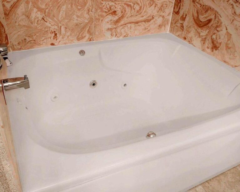 comfort inn livonia king room with hydromassage bathtub