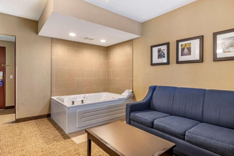 comfort inn & suites king suite with spa bath
