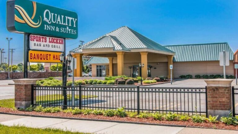 quality inn and suites Livonia