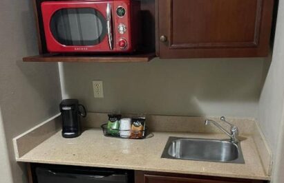 red roof inn suite with kitchenette 2