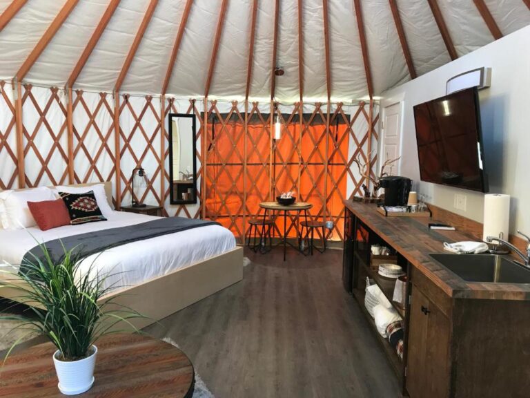 utah theme hotel-Escalante Yurts1