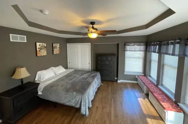 vacation home with private hot tub in Cleveland - bedroom
