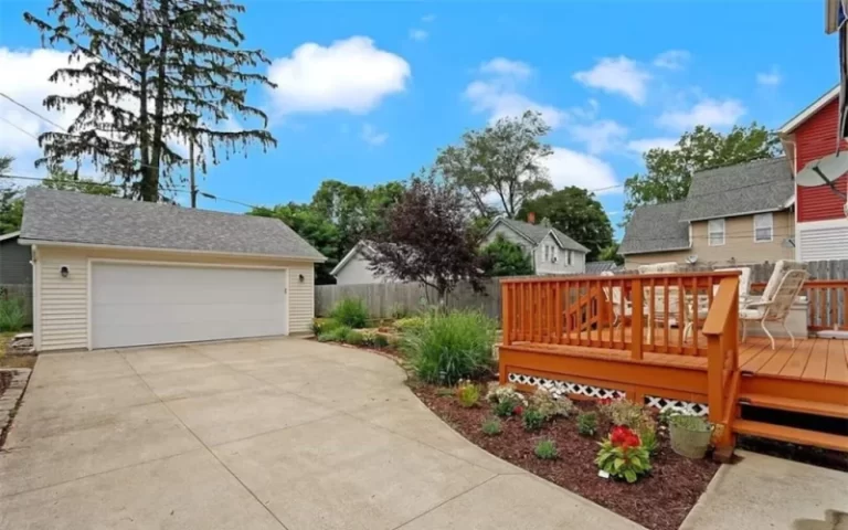 vacation home with private hot tub in Cleveland - parking space