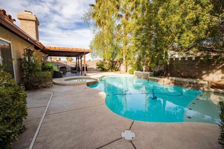 2200 SqFt House - Outdoor Pool