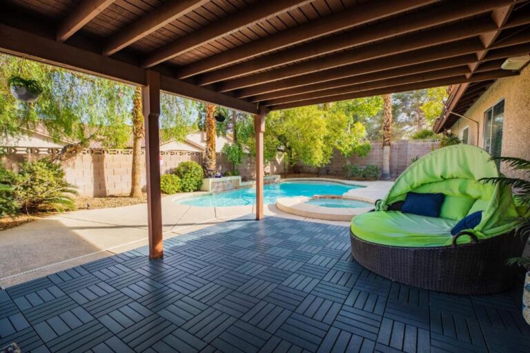 2200 SqFt House - Outdoor Pool with Hot Tub