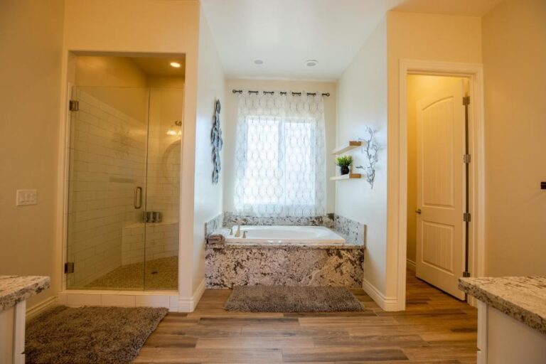 3400 SqFt House - Bathroom with Deep Soaking Tub