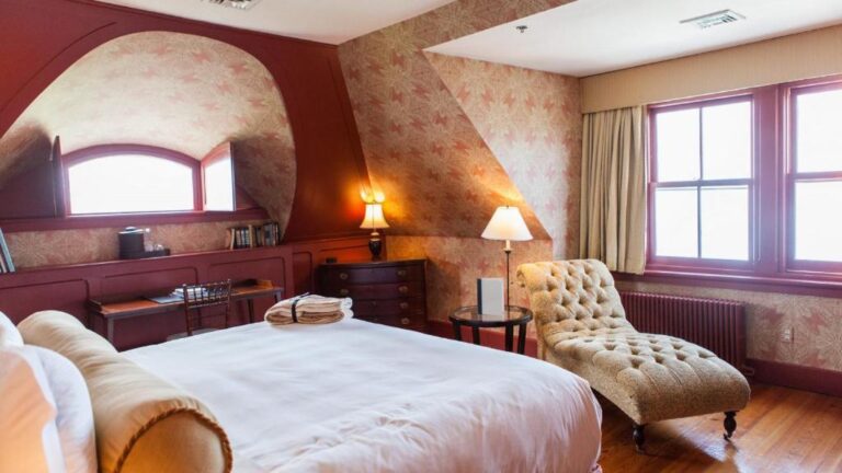 Anniversary Hotels in USA. Castle Hall Inn. 2