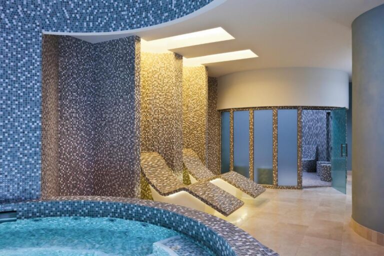 Anniversary Hotels in USA. Salamander Resort 4