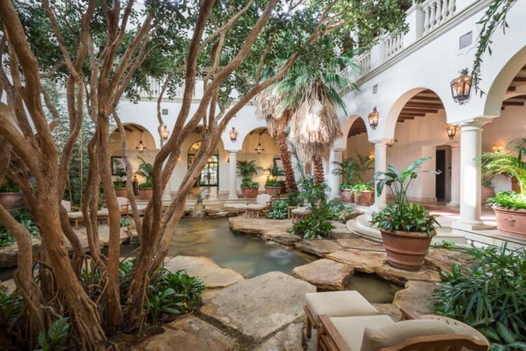 Anniversary Hotels in USA. The Cloister. 3