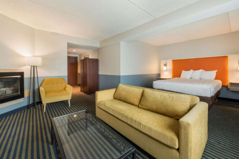 Best Western Burlington Inn - Deluxe Room with Queen Size Bed