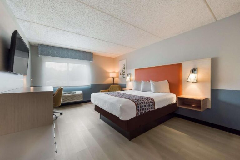 Best Western Burlington Inn - Room with King Size Bed