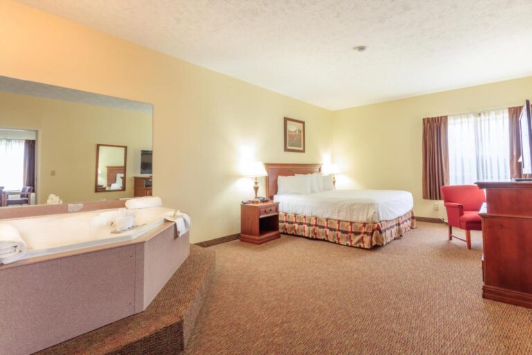 Branson Towers Hotel with indoor pool in branson 3