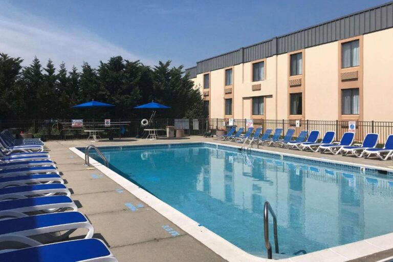 Clarion Hotel & Conference Center - Pool Area