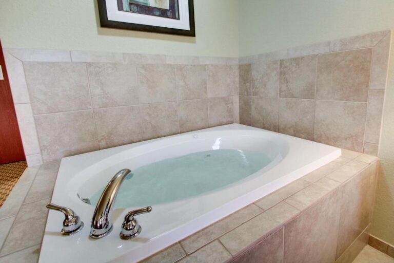 Cobblestone Inn & SuitesKing Room with Spa Bath 2