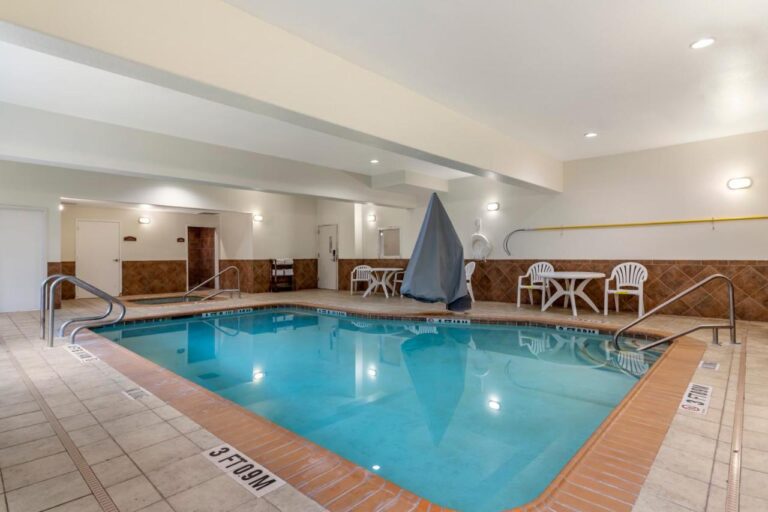 Comfort Suites Medical Center Near Six Flags with indoor pool in san antonio