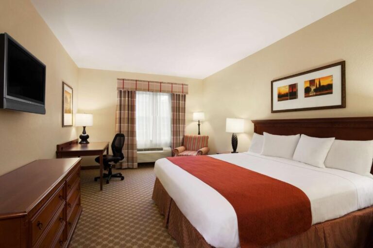 Country Inn & Suites - King Room