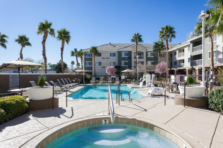 Courtyard by Marriott - Outdoor Pool with Hot Tub