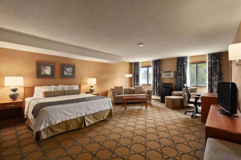 Days Inn by Wyndham - Deluxe King Room