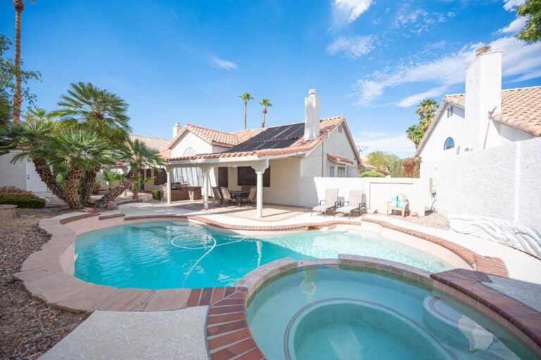 Delightful 4 Bedroom House - Pool Area with Hot Tub