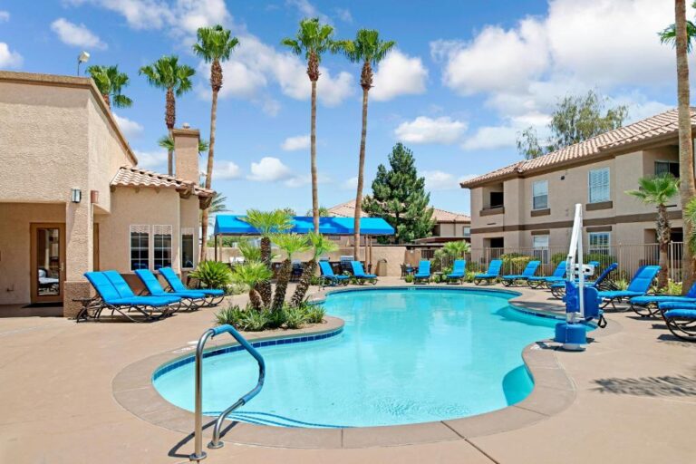 Desert Paradise Resort - Pool Area