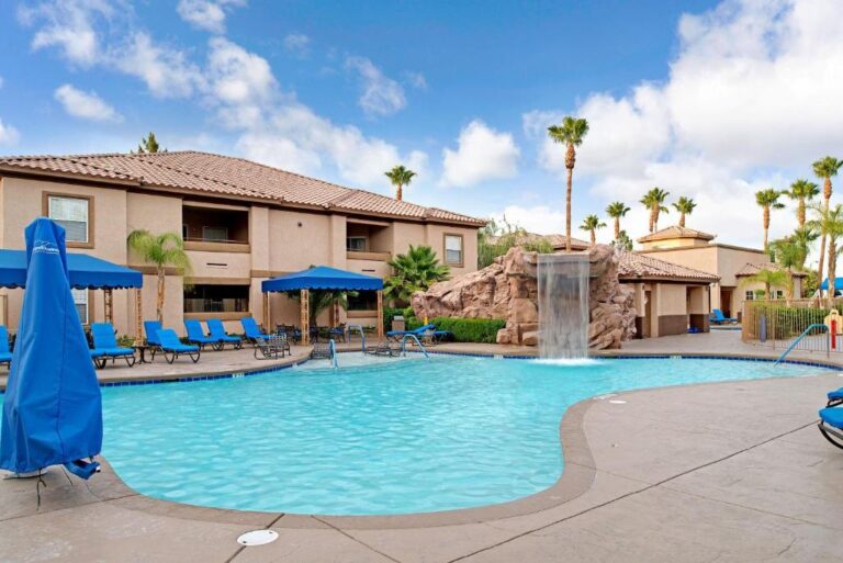 Desert Paradise Resort - Pool Area