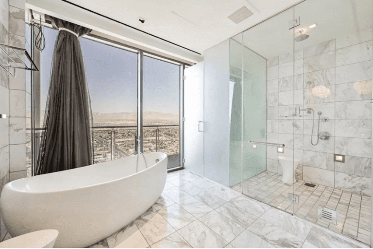 Elite Penthouse - Bathroom with Deep Soakinh Tub