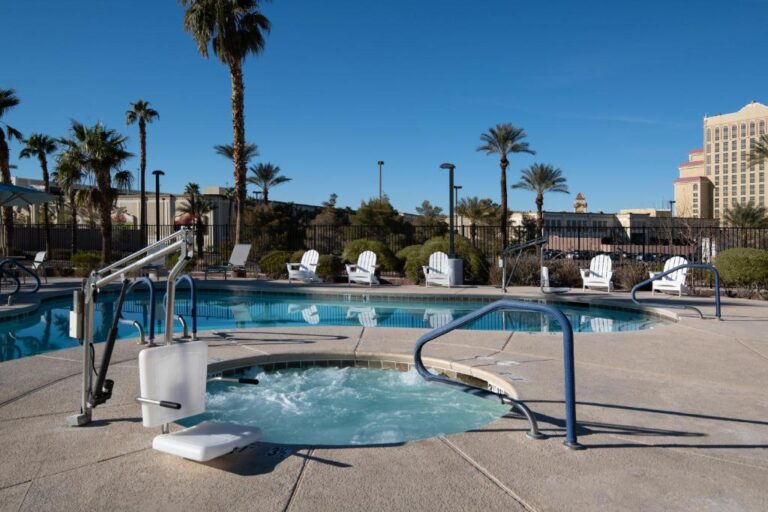 Hampton Inn & Suites - Outdoor Pool with Hot Tub