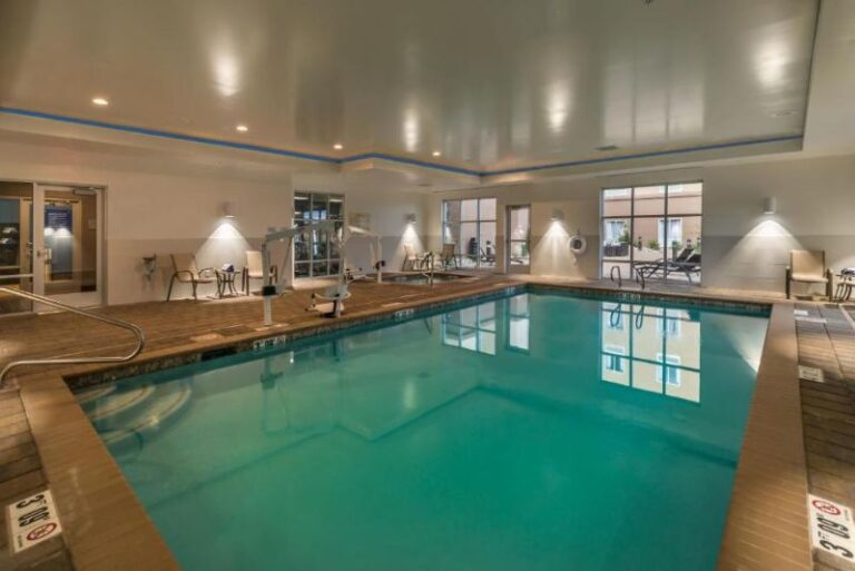 Hampton Inn & Suites - Pool Area