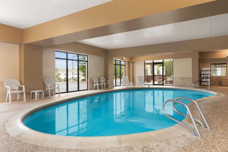 Hampton Inn & Suites - Pool Area