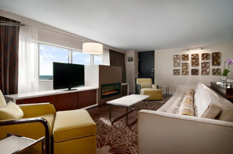 Hilton Atlanta Airport with indoor pool in atlanta 3