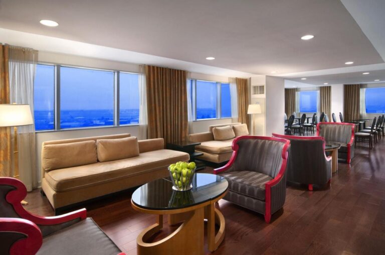 Hilton Atlanta Airport with indoor pool in atlanta 5
