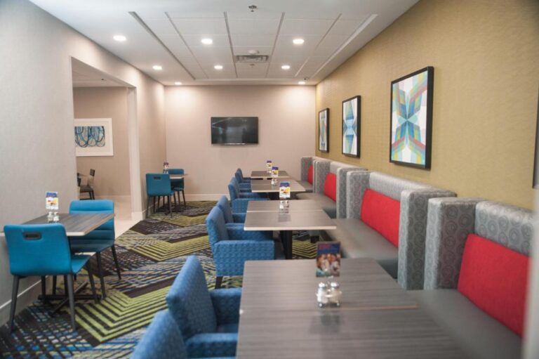 Holiday Inn Express Hotel - Dining Area