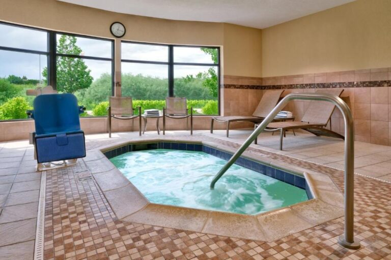 Holiday Inn Express Hotel & Suites - Hot Tub Area